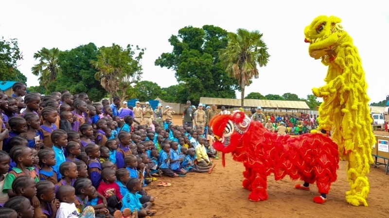 舞獅活動引發(fā)現(xiàn)場熱烈掌聲。謝坤攝