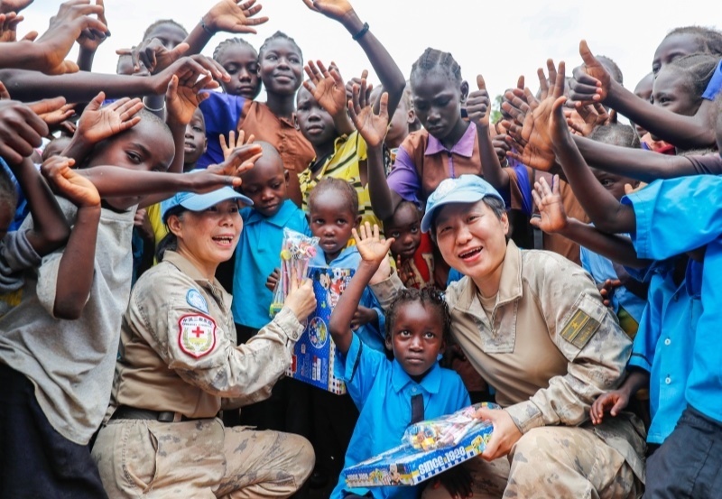 學生對中國官兵援助表達感謝。王皓宇攝