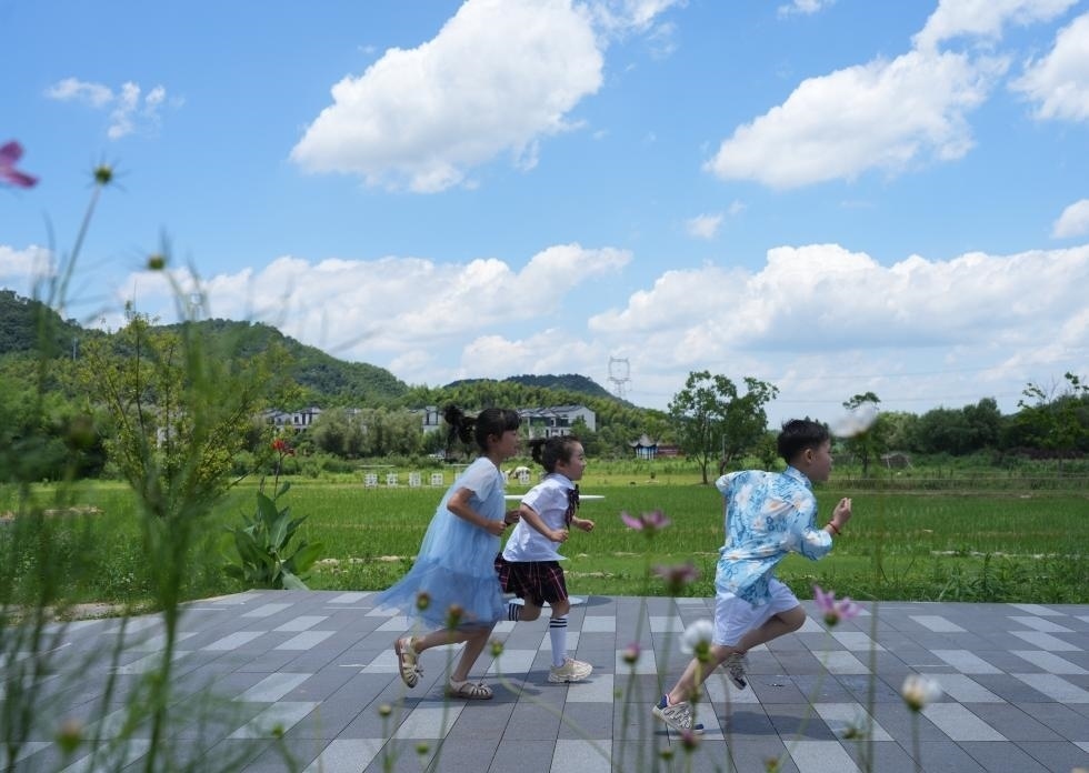 兒童在余姚市梁弄鎮(zhèn)的田野間奔跑（7月3日攝）。新華社記者翁忻旸 攝