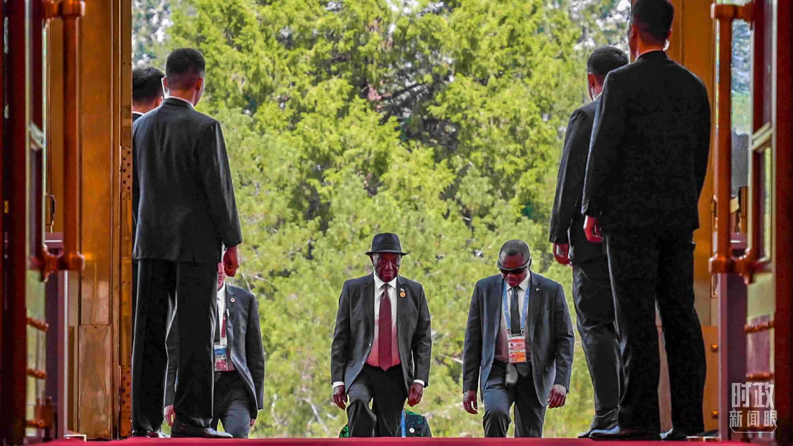 利比里亞總統(tǒng)博阿凱步入人民大會堂。（總臺央視記者蔣碩拍攝）