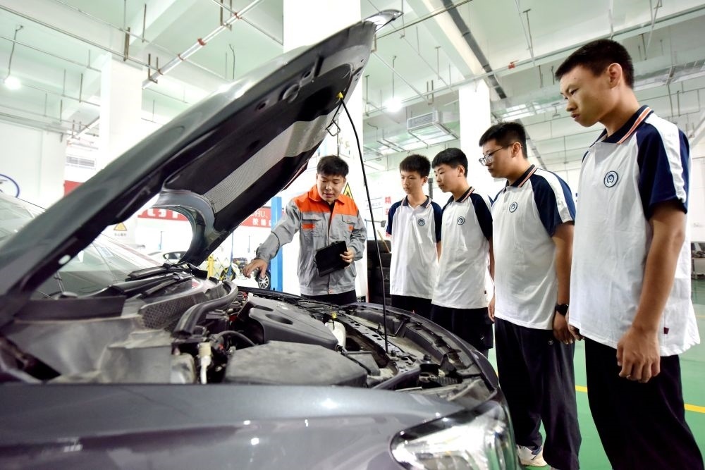 2024年6月7日，河北省邢臺(tái)市威縣職業(yè)技術(shù)教育中心教師在指導(dǎo)學(xué)生學(xué)習(xí)汽車維修技術(shù)。新華社記者 王曉 攝