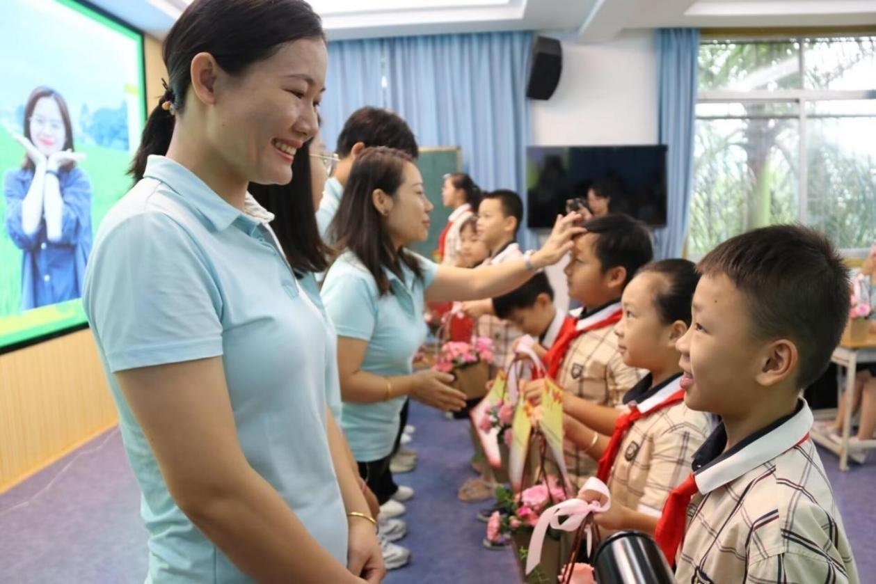 2023年教師節(jié)前，廣西南寧一所學(xué)校，學(xué)生向老師獻(xiàn)上鮮花、賀卡。