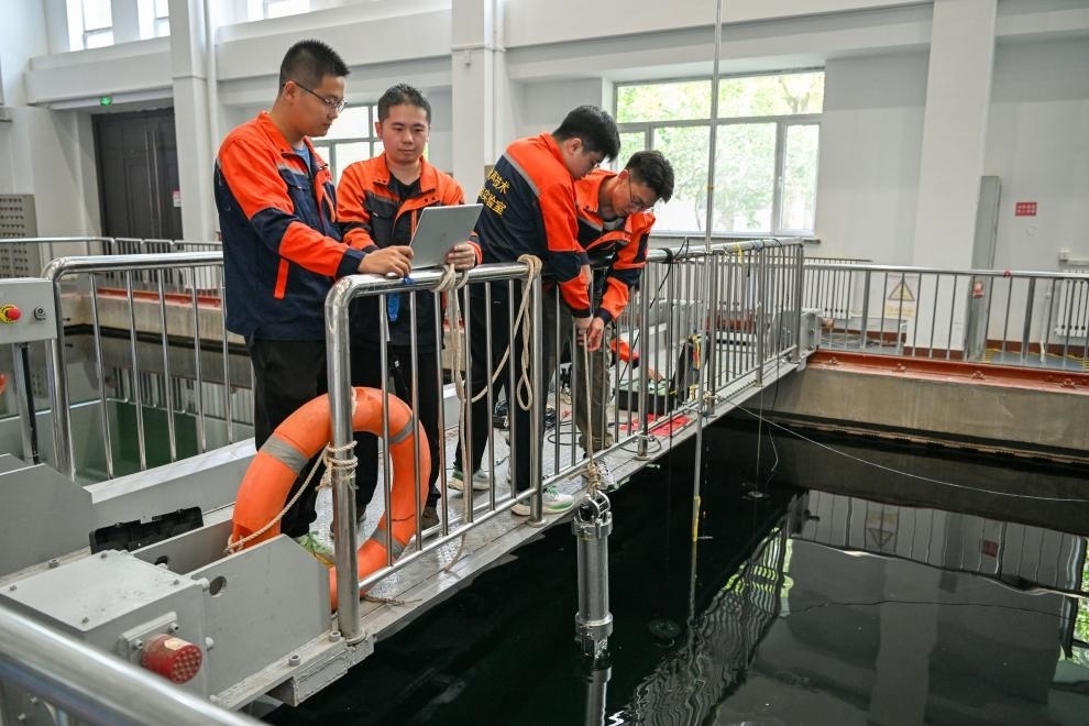 哈爾濱工程大學(xué)水聲工程學(xué)院學(xué)生在進(jìn)行技術(shù)實(shí)驗(yàn)。新華社記者王松 攝