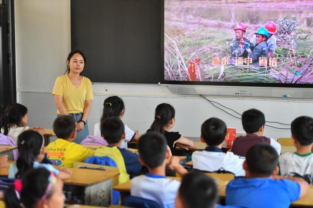 今年夏天，湖南華容縣等地遭受洪澇災(zāi)害。9月，華容縣一所學(xué)校，老師通過(guò)講述防災(zāi)救災(zāi)故事，引導(dǎo)孩子們知情、共情，汲取成長(zhǎng)的力量。