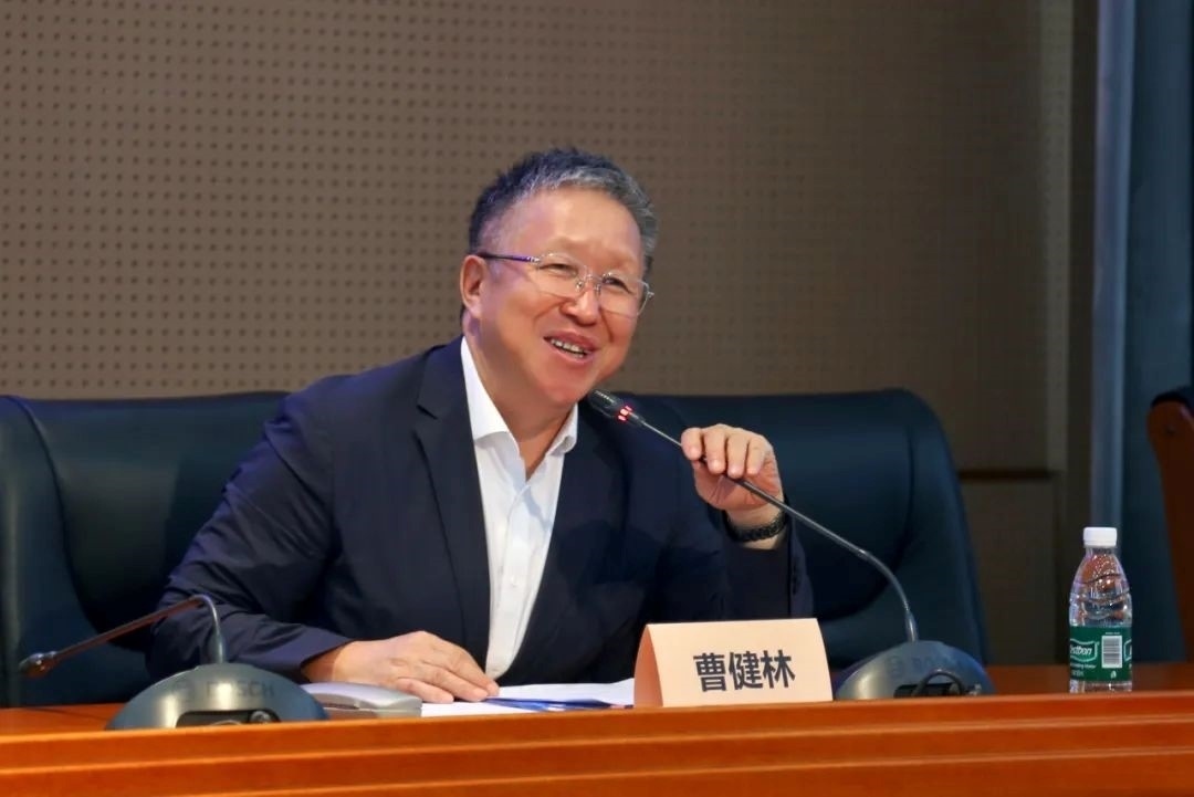 科技部原副部長(zhǎng)、十三屆全國(guó)政協(xié)教科衛(wèi)體委員會(huì)副主任、現(xiàn)任季華實(shí)驗(yàn)室理事長(zhǎng)、主任曹健林致辭。主辦方供圖