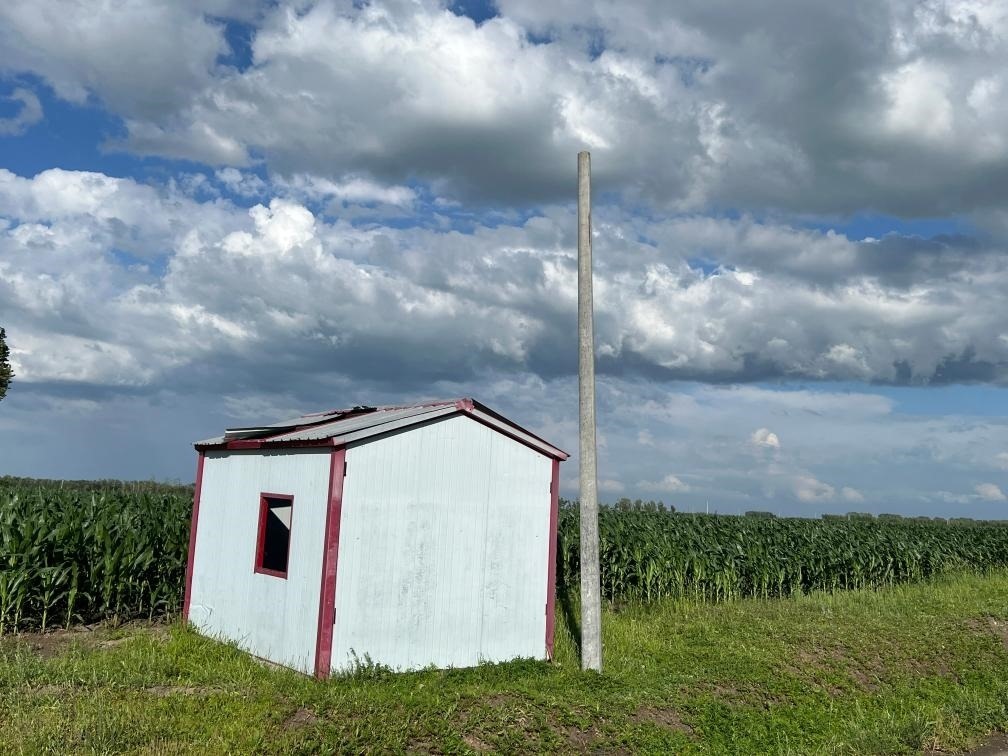 林甸縣一處保護(hù)水源井的鐵皮房出現(xiàn)破損，未見配套設(shè)備。新華社記者董寶森攝
