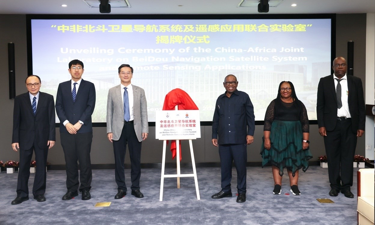 中非北斗衛(wèi)星導航系統(tǒng)及遙感應用聯(lián)合實驗室在北京航空航天大學揭牌。校方供圖