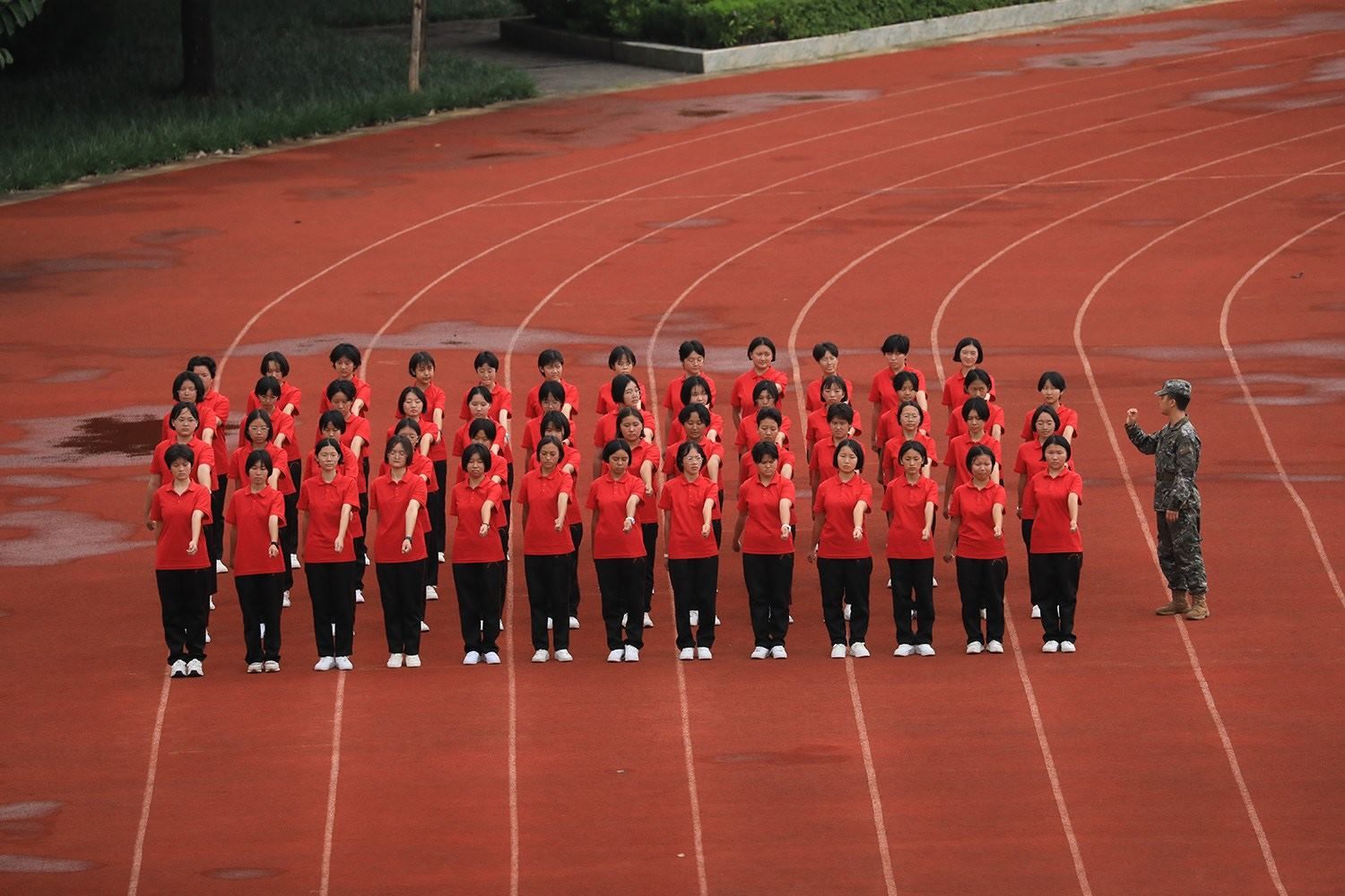 華坪女高2024級新生軍訓(xùn)。華坪縣融媒體中心供圖