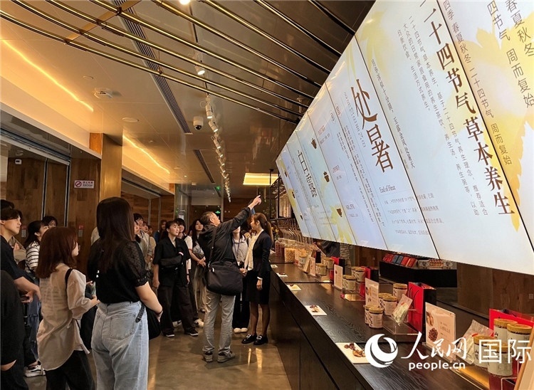 2. 日中友好協(xié)會(huì)青年代表團(tuán)一行學(xué)習(xí)24節(jié)氣養(yǎng)生知識(shí)。（人民網(wǎng)記者陳思 攝）