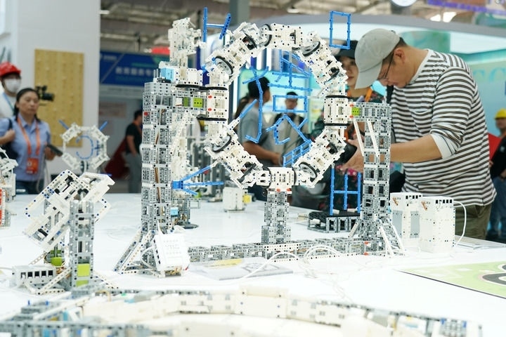 2024年9月11日，記者在服貿(mào)會首鋼園區(qū)教育服務(wù)館采訪。新華社記者 張晨霖 攝