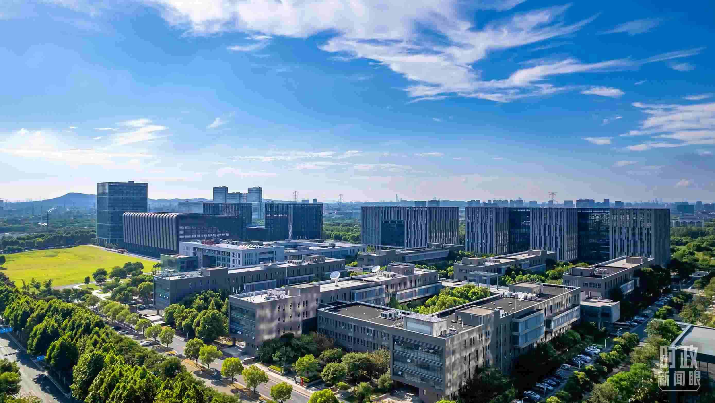  △2023年7月，習(xí)近平調(diào)研南京紫金山實驗室，強調(diào)要為實現(xiàn)高水平科技自立自強立下功勛。（圖/視覺中國）