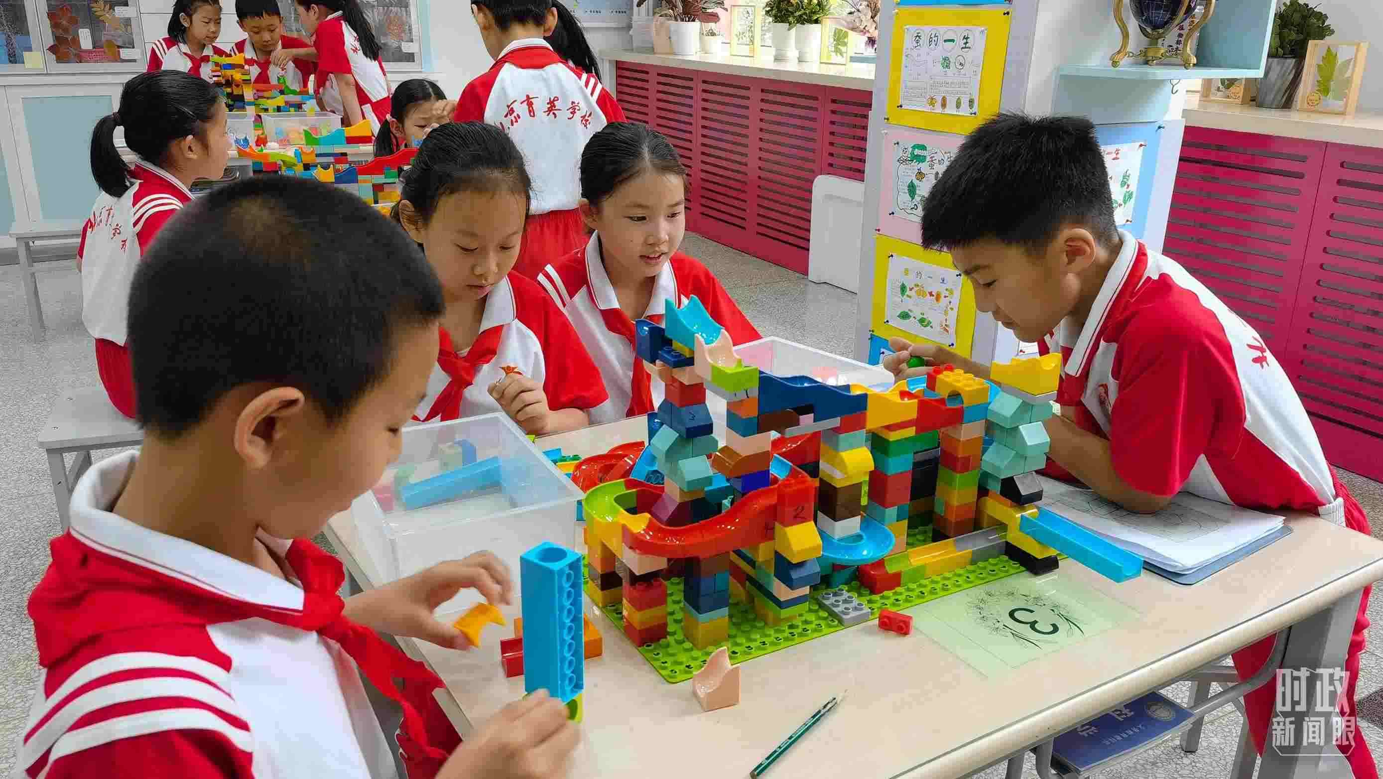  △這是北京育英學(xué)校的科學(xué)教室。2023年5月，習(xí)近平在這里調(diào)研時，希望同學(xué)們從小樹立“科技創(chuàng)新、強國有我”的志向。（總臺央視記者石丞拍攝）