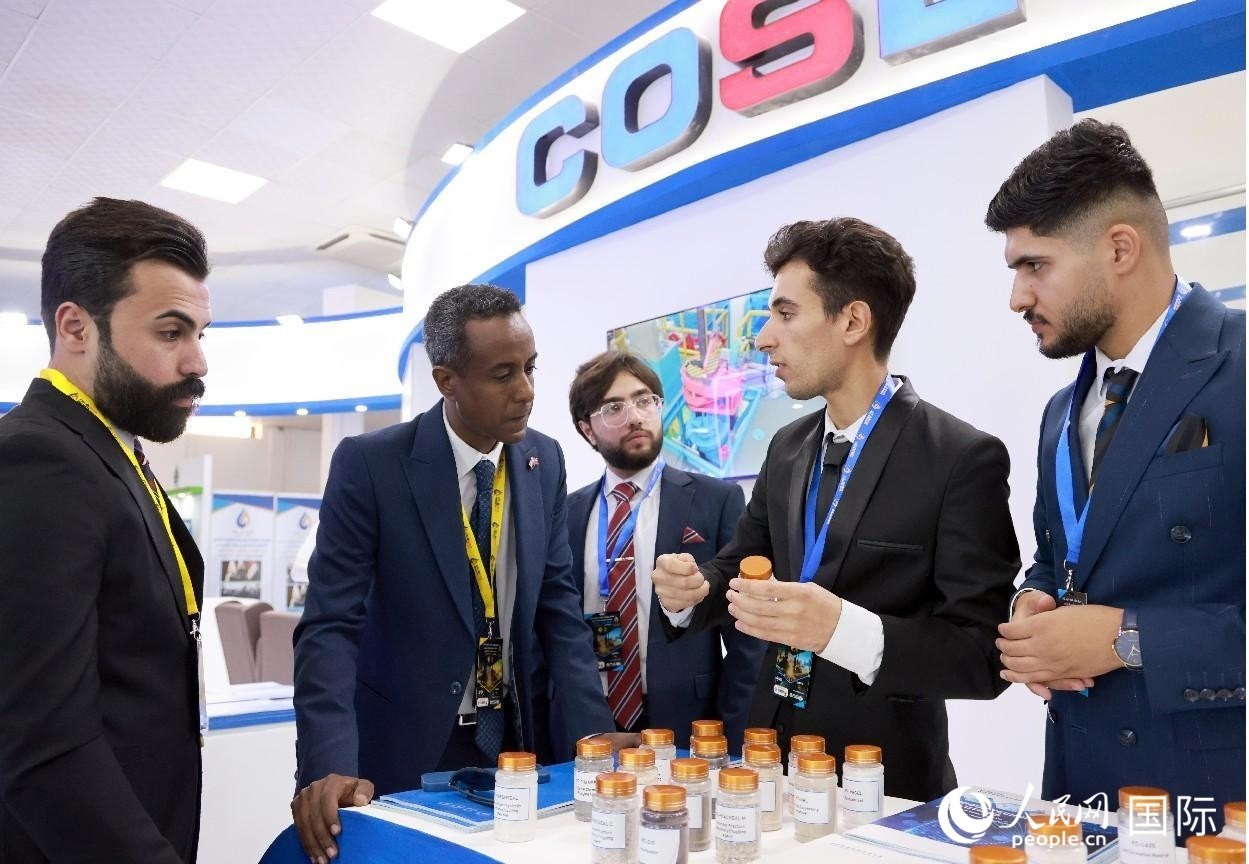 圖為中海油服工作人員在介紹產(chǎn)品。人民網(wǎng)記者 管克江攝