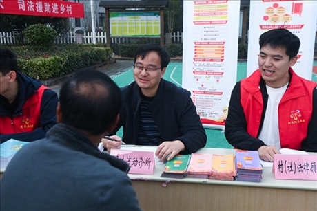 2022年11月9日，在杭州市臨安區(qū)太陽(yáng)鎮(zhèn)上太陽(yáng)村，臨安區(qū)太陽(yáng)司法所所長(zhǎng)方凱（右二）現(xiàn)場(chǎng)解答法律問題。 新華社記者 徐昱 攝