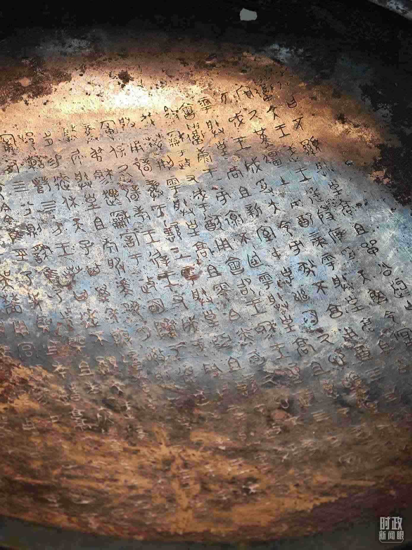 △ 寶雞青銅器博物院內(nèi)展陳——逨盤。（總臺央視記者丁欣、彭漢明拍攝）