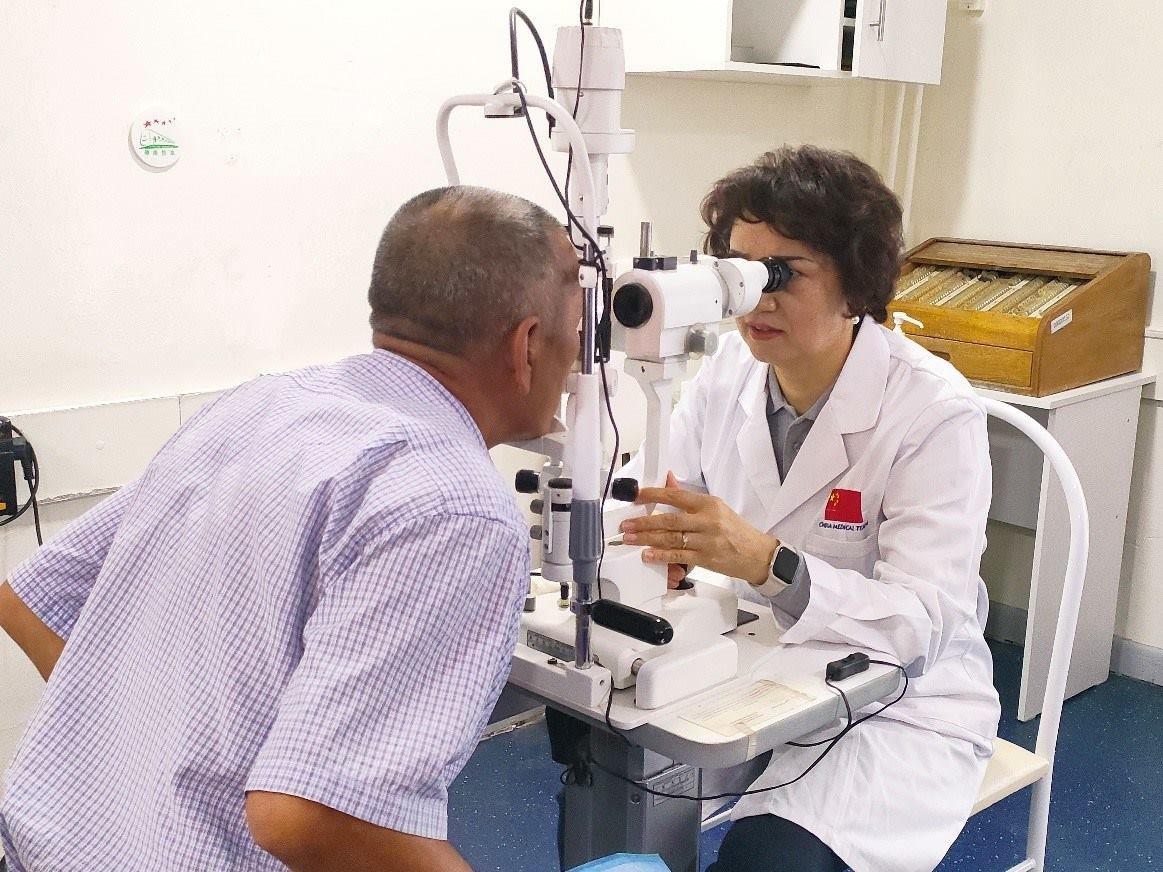 中方醫(yī)生為當?shù)鼗颊哌M行術(shù)前檢查 健康快車光明行項目供圖