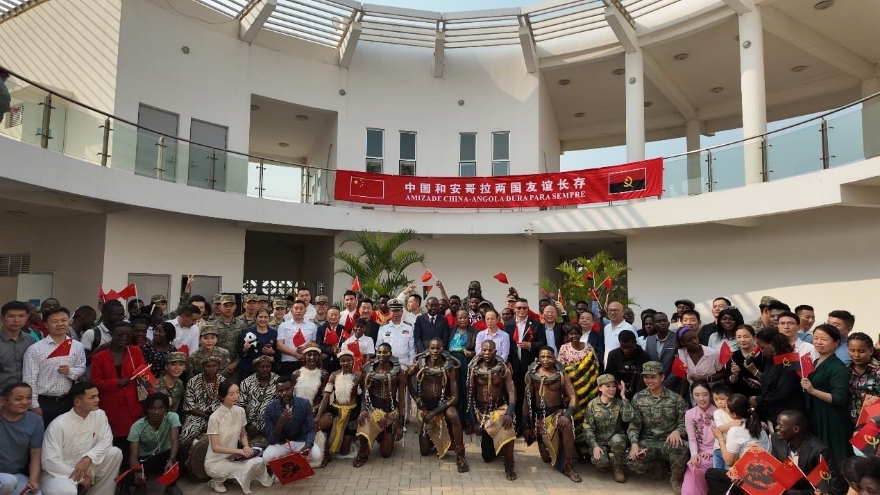 文化聯(lián)誼活動合影。內(nèi)圖大學(xué)孔子學(xué)院供圖