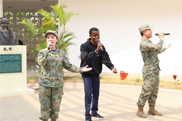 孔院學(xué)生與中國海軍官兵合唱《天地龍鱗》。內(nèi)圖大學(xué)孔子學(xué)院供圖