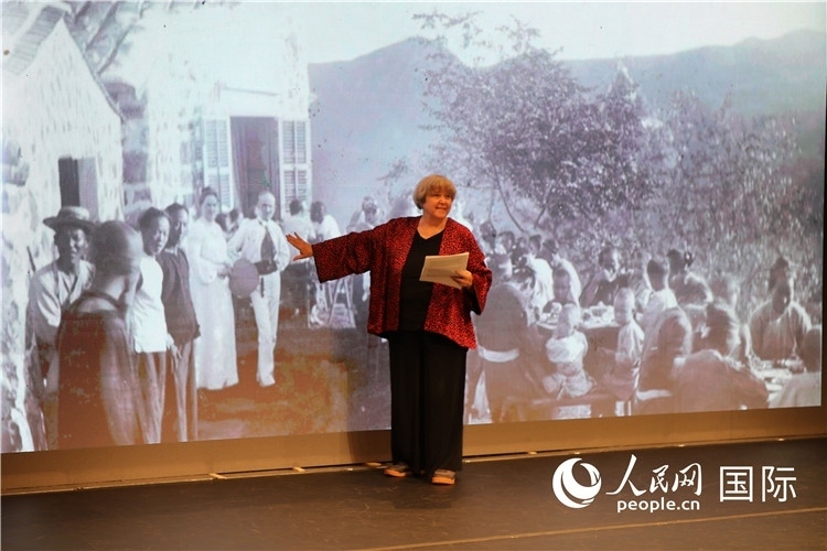 2、美國(guó)“鼓嶺之友”代表穆言靈講述友好故事。 人民網(wǎng)記者 李志偉攝