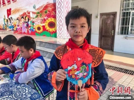 翠竹小學學生展示自己繪制的團扇作品。蔣豐慧 攝