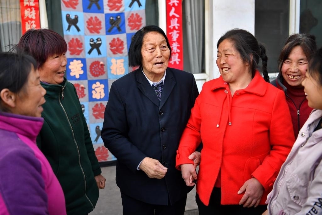 2019年3月23日，申紀蘭（左三）在山西省平順縣西溝村與村民分享全國兩會精神。新華社記者 曹陽 攝