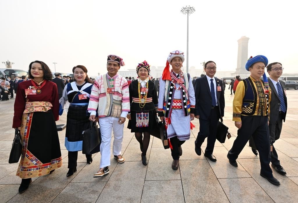 2023年3月5日，第十四屆全國人民代表大會第一次會議在北京人民大會堂開幕。這是全國人大代表走向會場。新華社記者 陳益宸 攝