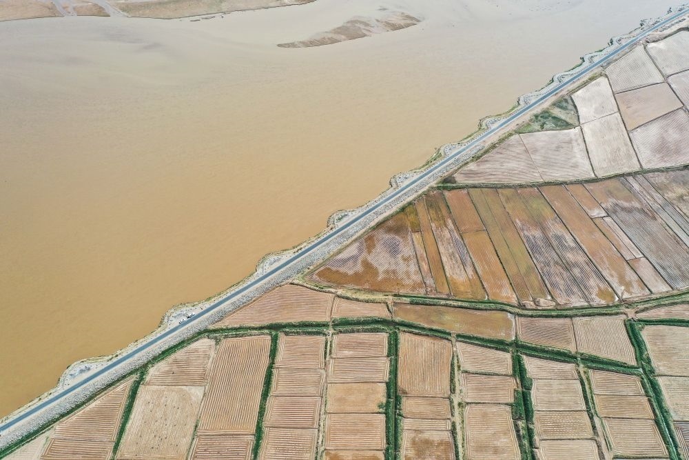 2024年5月26日在內(nèi)蒙古巴彥淖爾市臨河區(qū)拍攝的黃河（無人機(jī)照片）。巴彥淖爾市位于黃河“幾字彎”北端，擁有富饒的河套灌區(qū)，引黃灌溉面積達(dá)1000多萬畝。近年來，在引黃灌溉工程支撐下，河套灌區(qū)年均糧食總產(chǎn)量達(dá)60億斤以上。