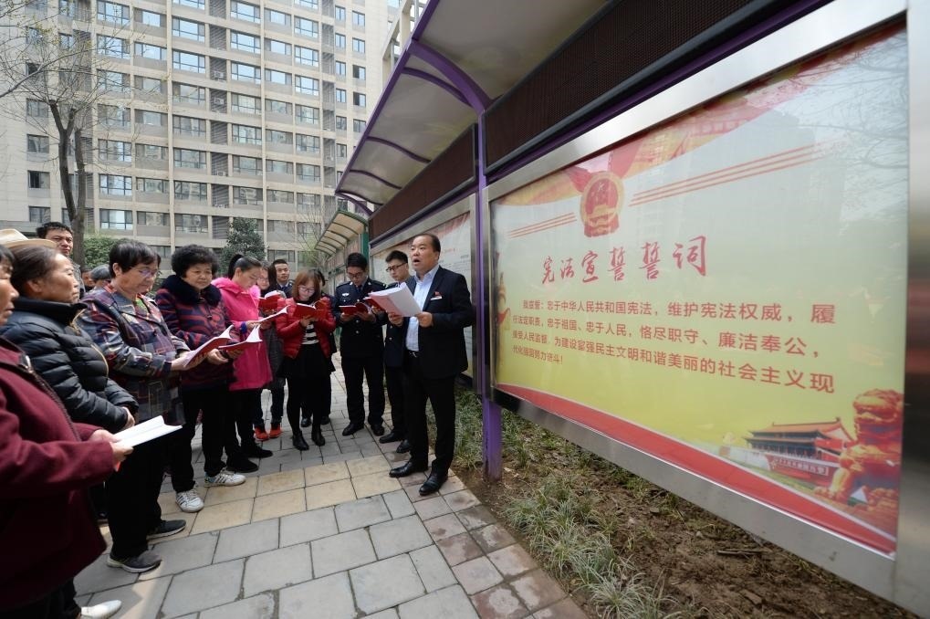 2018年3月20日，陜西寶倫律師事務所專職律師白銀濤（右一）在西安華遠君城社區(qū)宣傳憲法知識。新華社記者 李一博 攝