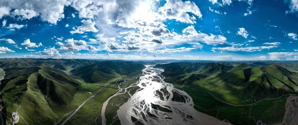 2024年7月31日在青海省果洛藏族自治州達(dá)日縣境內(nèi)拍攝的黃河（無人機(jī)全景照片）。