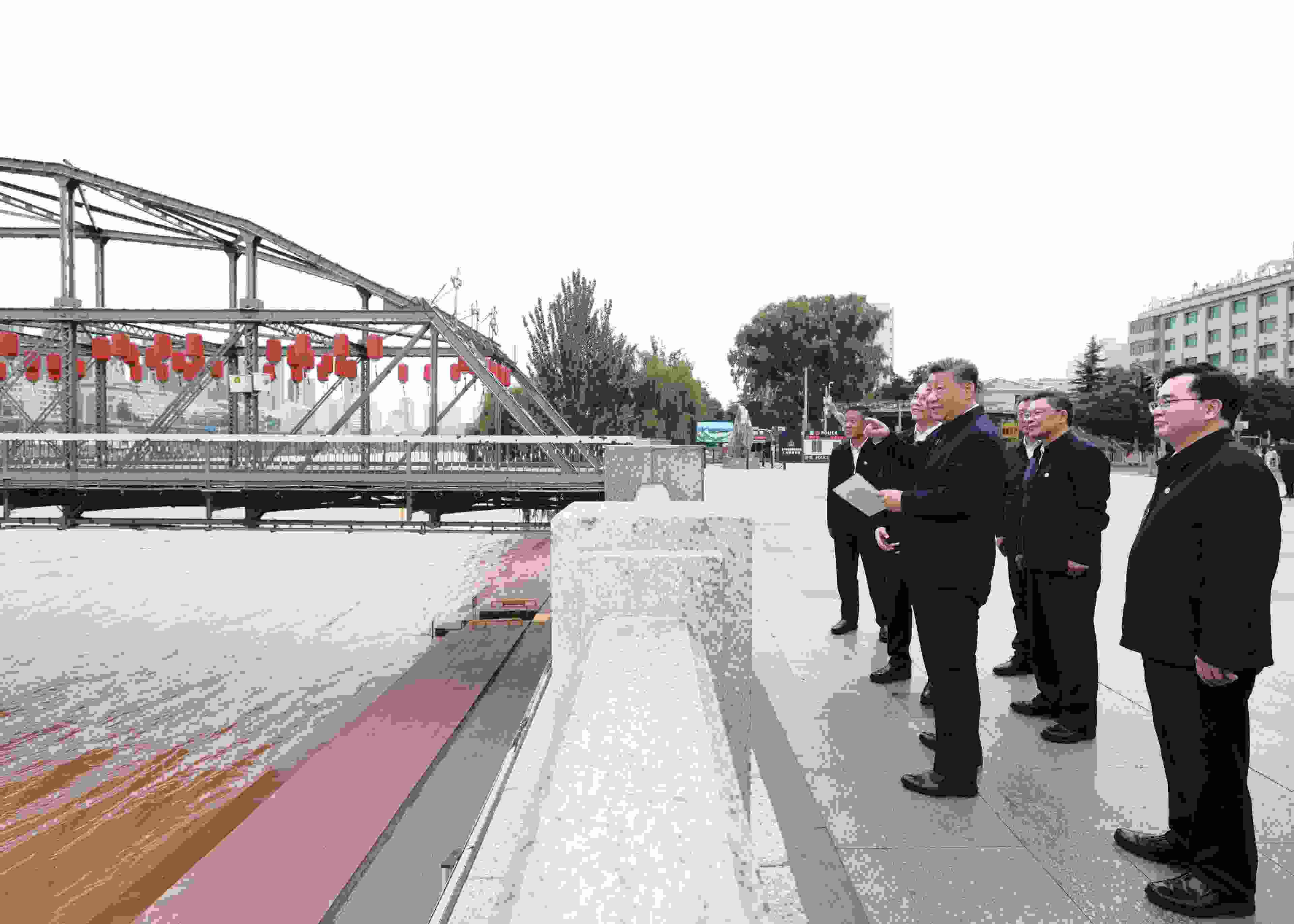 △ 2024年9月11日，習近平總書記來到甘肅省蘭州市黃河蘭州中山橋段，了解當?shù)赝苿狱S河流域生態(tài)保護情況。