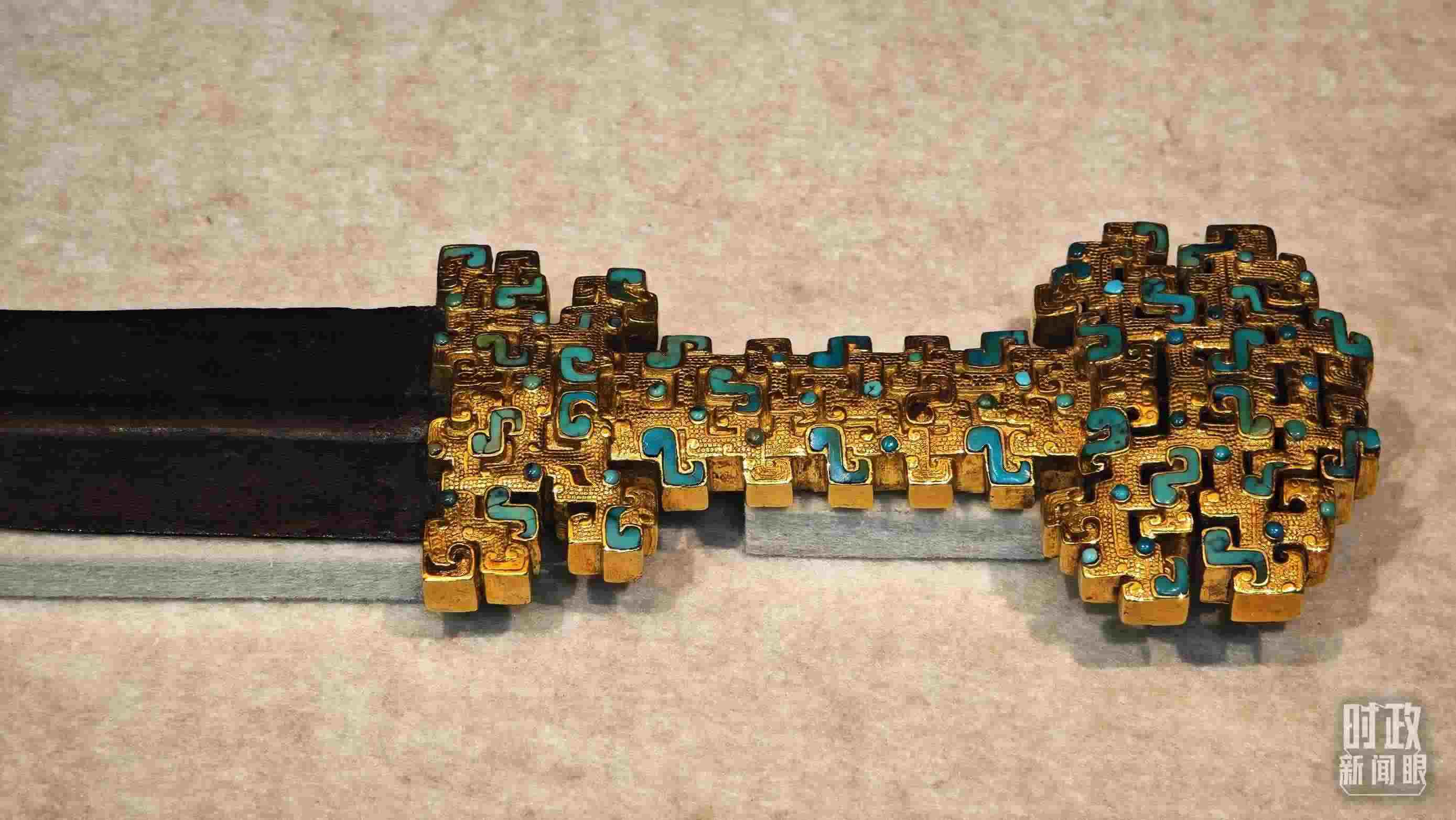 △這是1992年寶雞市益門二號墓出土的金柄鐵劍，劍柄嵌有綠松石。（總臺央視記者彭漢明拍攝）