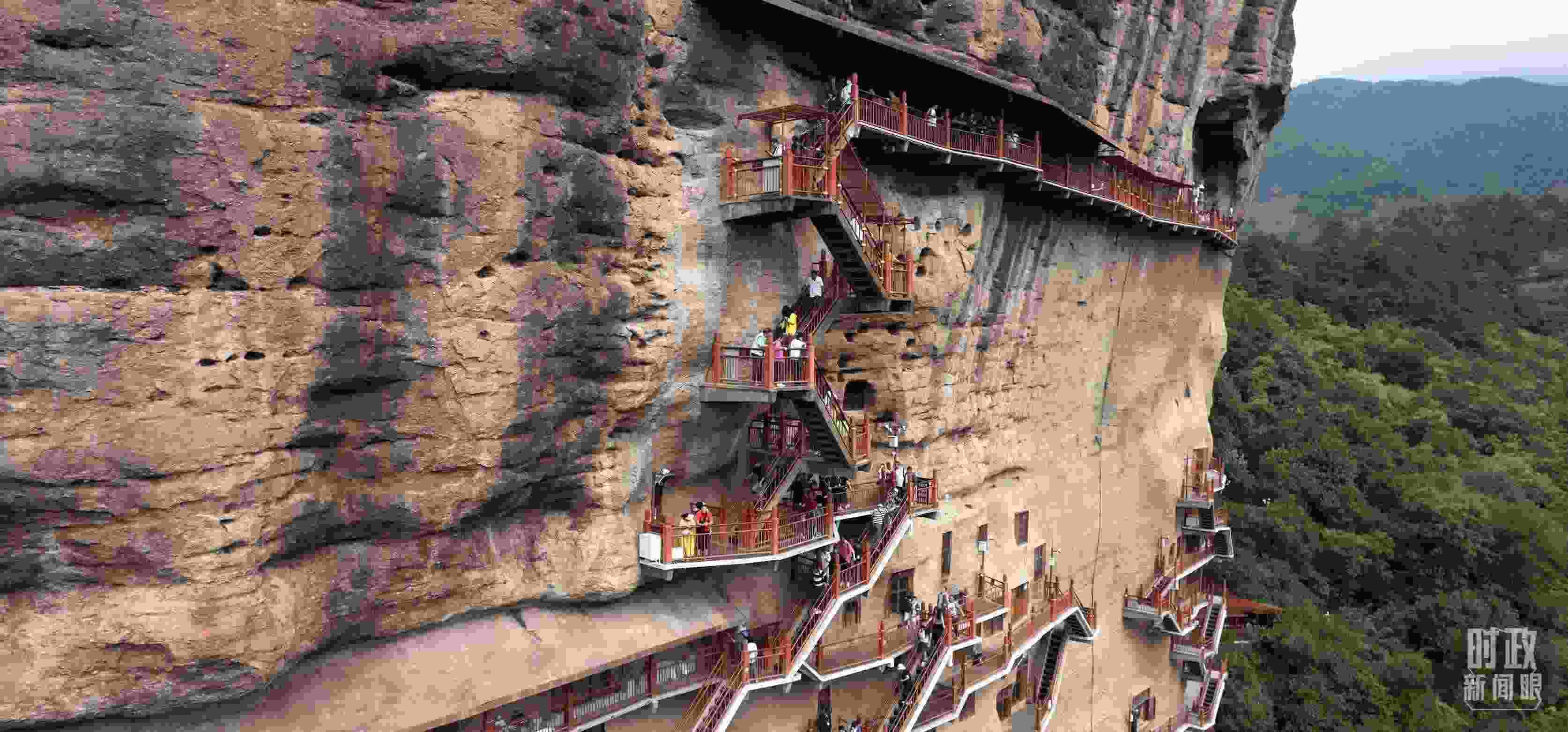 △麥積山石窟是國家5A級旅游景區(qū)，2024年上半年累計接待游客57萬人。（總臺國廣記者李晉拍攝）