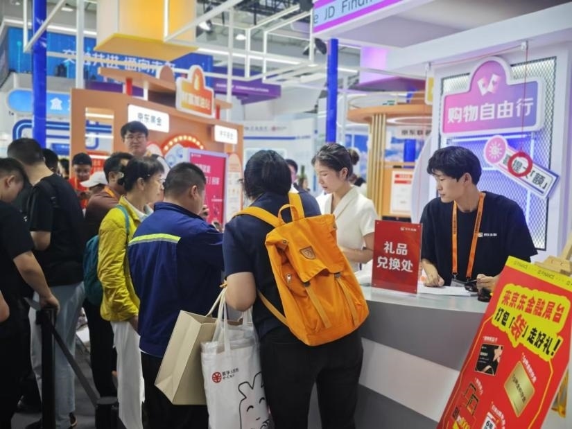 觀眾在金融服務(wù)展區(qū)體驗(yàn)展臺(tái)的互動(dòng)活動(dòng)。人民網(wǎng)記者 黃盛攝