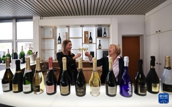 9月13日，在法國(guó)蘭斯附近的希尼萊羅斯，人們?cè)诩氧畞喛偛肯碛孟銠壘?。新華社記者 高靜 攝