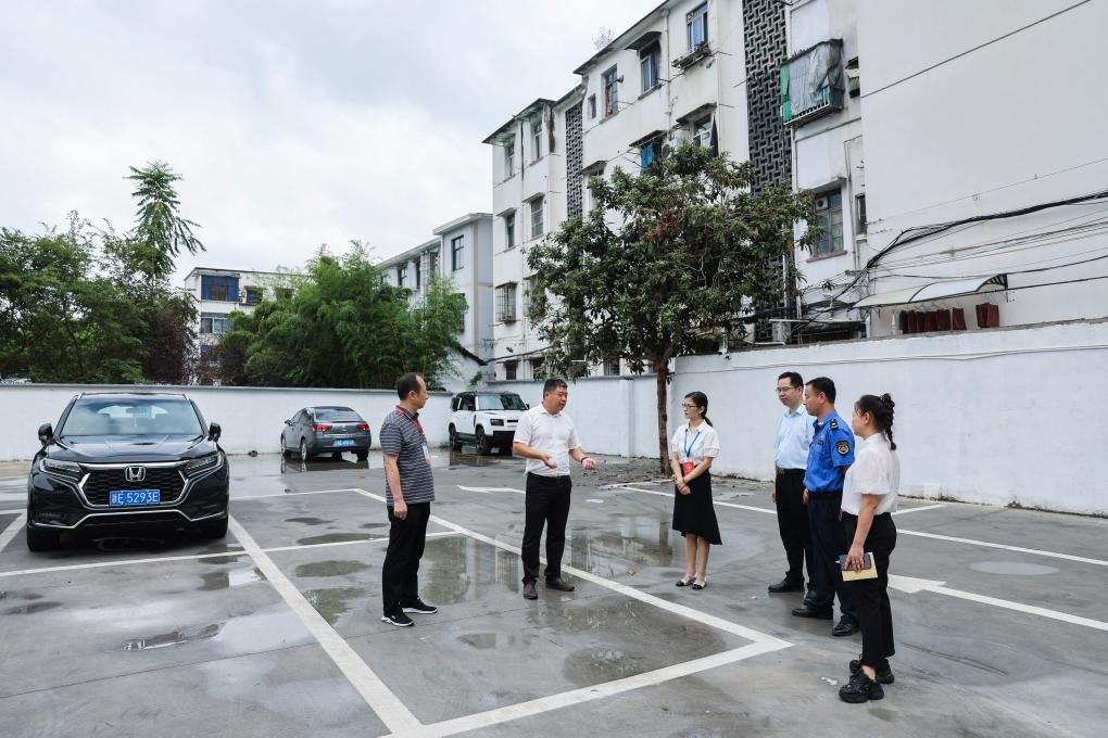 2024年9月11日，在浙江省湖州市，湖州吳興區(qū)人大代表、人大飛英街道工委代表及塔下街社區(qū)代表前往已改建的一處停車場進行實地調(diào)研，監(jiān)督該改建項目的完成情況。新華社記者 徐昱 攝