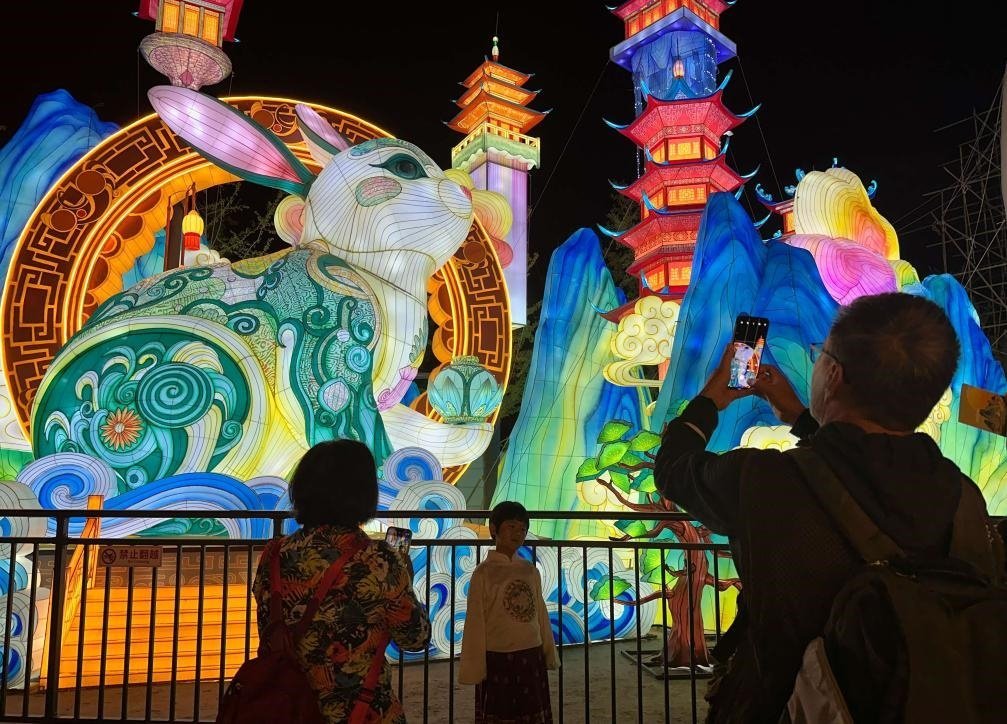 市民游客在2024年北京中秋國慶彩燈游園會欣賞彩燈。新華社記者楊淑君 攝