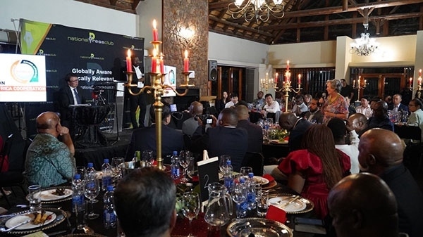 吳大使回答記者提問。人民網(wǎng) 劉暢攝