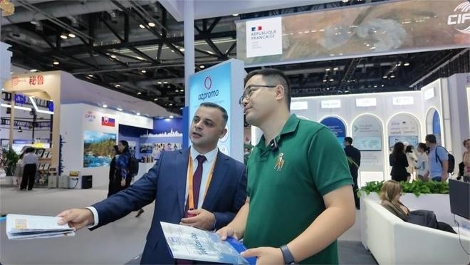 伊和·阿塔里扎德介紹阿塞拜疆產(chǎn)業(yè)園。人民網(wǎng)記者 楊倩攝