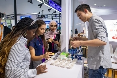 觀眾正在品嘗伊朗的藏紅花茶。人民網(wǎng)記者 翁奇羽攝