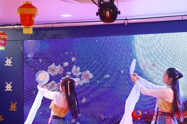 巴西華僑華人表演舞蹈《千里共嬋娟》。人民網(wǎng)記者 陳海琪攝