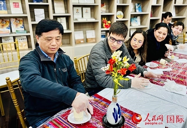 前來(lái)參加活動(dòng)的利馬居民共同制作冰皮月餅。人民網(wǎng)記者 宋亦然攝