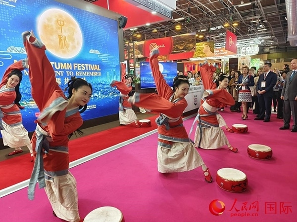 “你好！中國”展臺開幕式上的中國傳統(tǒng)舞蹈表演。人民網(wǎng)記者 尚凱元攝