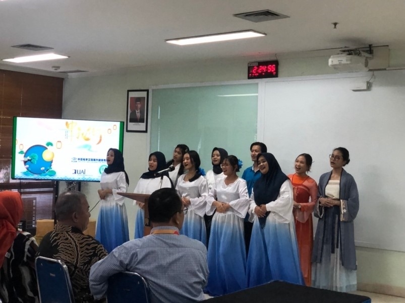 阿拉扎大學中文系學生演唱中文歌曲?；顒又鬓k方供圖