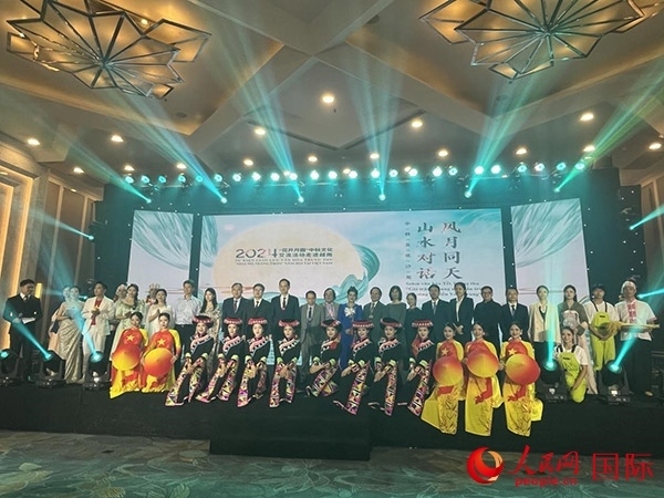 兩國嘉賓與中越藝術(shù)家現(xiàn)場(chǎng)合影。人民網(wǎng)記者 楊曄攝