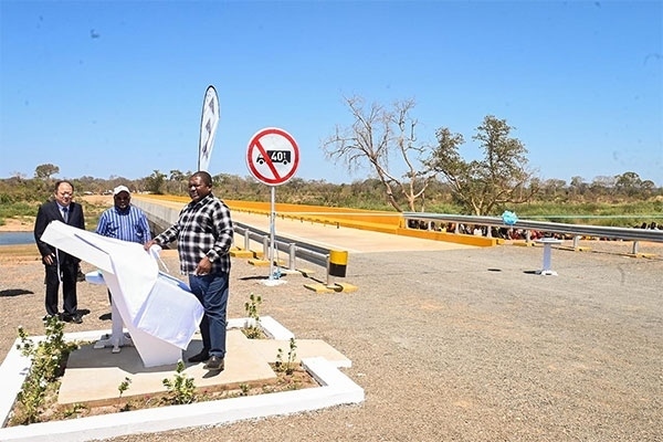 莫桑比克總統(tǒng)菲利佩·雅辛托·紐西（右）出席大橋通車儀式。中國電建供圖