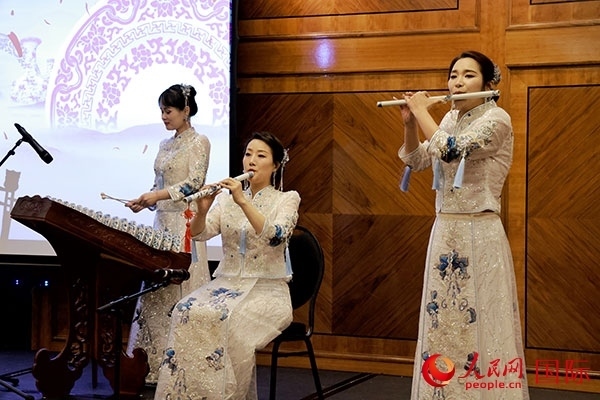 來(lái)自景德鎮(zhèn)的陶瓷音樂(lè)會(huì)在中秋佳節(jié)給英國(guó)倫敦的觀眾帶來(lái)了別樣的文化體驗(yàn)。人民網(wǎng)記者 邢雪攝