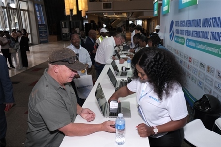 客商現(xiàn)場注冊參觀展會。主辦方供圖