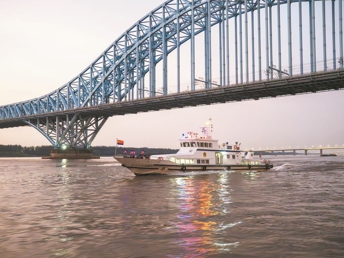 8月12日，長江航運(yùn)公安局南京分局組織民警輔警駕乘警用巡邏船在轄區(qū)水域開展巡邏檢查。江寧攝