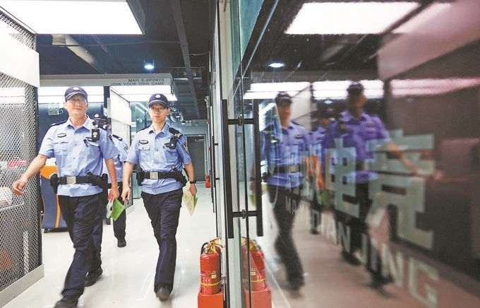 ▲7月6日，山西省新絳縣公安局龍興派出所組織警力對網(wǎng)吧等場所進(jìn)行集中治安檢查。高新生攝