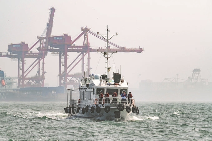 ?7月5日，秦皇島出入境邊防檢查站聯(lián)合秦皇島市公安局水陸巡特警支隊開展海上聯(lián)合巡航。陳凈萱攝